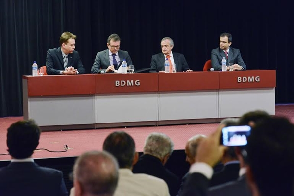Diretor de Operações do Sebrae-MG, Anderson Cabido; Secretário de Desenvolvimento Economico Altamir Rôso, Presidente da AMM, Prefeito Antonio Júlio e Vice-Presidente da CDL-BH, Marco Antônio Gaspar (Foto Imprensa MG)
